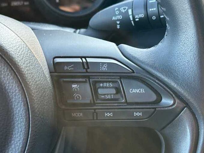 Toyota Yaris Team Deutschland 1.5 - NAVI, LED, SH, BT