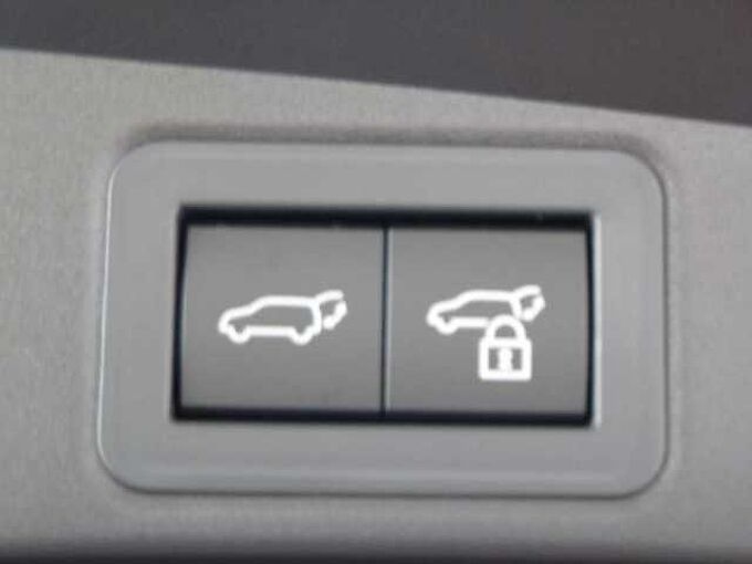 Toyota Corolla - 2.0 Hybrid Style - Navi, PDC, KEY