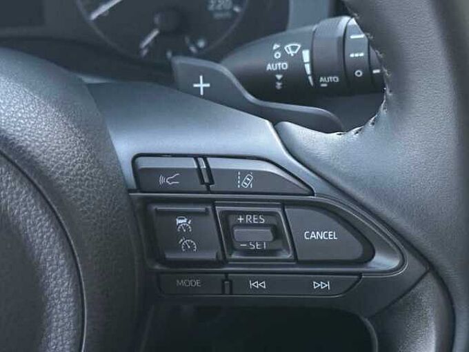 Toyota Yaris 1.5 Automatik Style Selection  - LED, Navi, SZ