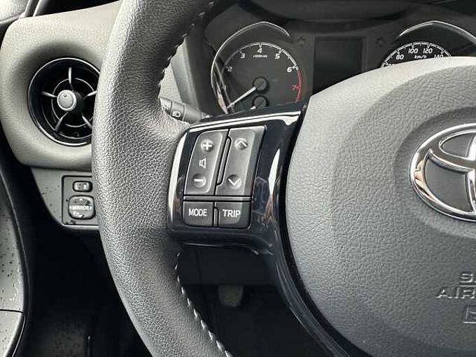 Toyota Yaris 1.5 Benzin - Navi, BT, R&uuml;ckfahrkam. ... sehr gepflegt !