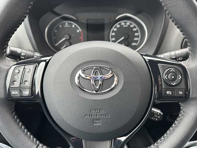 Toyota Yaris 1.5 Benzin - Navi, BT, R&uuml;ckfahrkam. ... sehr gepflegt !