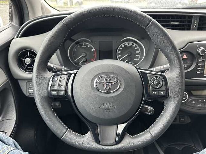 Toyota Yaris 1.5 Benzin - Navi, BT, R&uuml;ckfahrkam. ... sehr gepflegt !