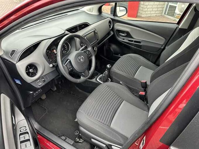 Toyota Yaris 1.5 Benzin - Navi, BT, R&uuml;ckfahrkam. ... sehr gepflegt !