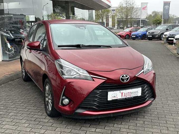 Toyota Yaris 1.5 Benzin - Navi, BT, R&uuml;ckfahrkam. ... sehr gepflegt !