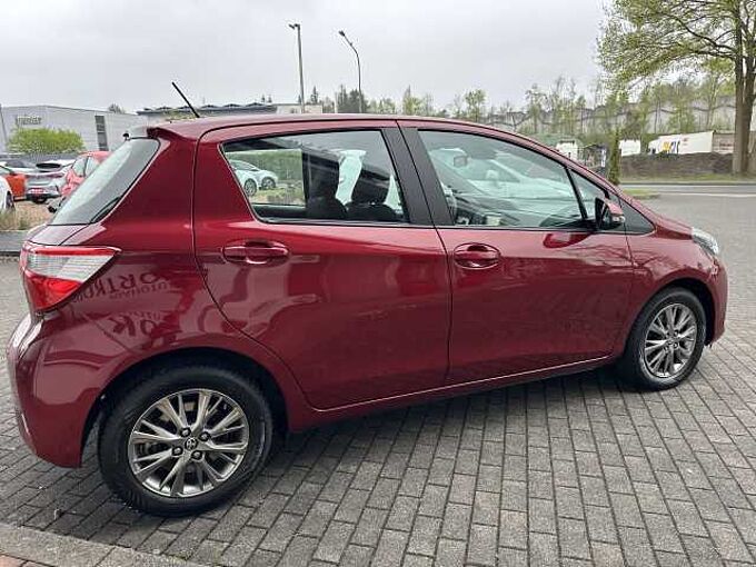Toyota Yaris 1.5 Benzin - Navi, BT, R&uuml;ckfahrkam. ... sehr gepflegt !