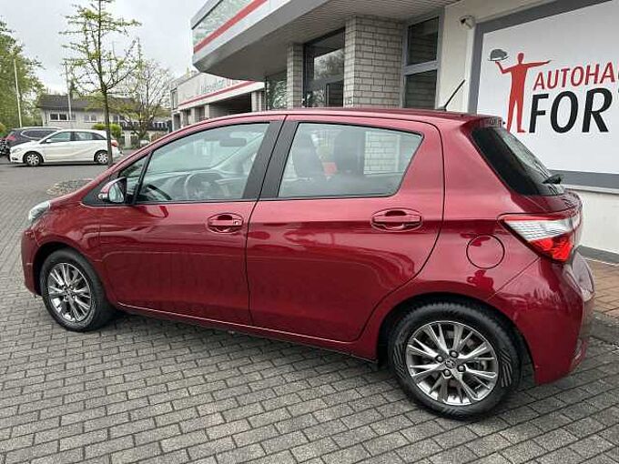 Toyota Yaris 1.5 Benzin - Navi, BT, R&uuml;ckfahrkam. ... sehr gepflegt !