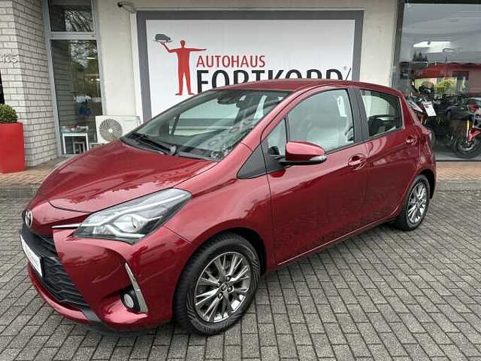 Toyota Yaris 1.5 Benzin - Navi, BT, R&uuml;ckfahrkam. ... sehr gepflegt !