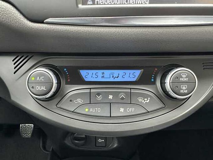 Toyota Yaris 1.5 Benzin - Navi, BT, R&uuml;ckfahrkam. ... sehr gepflegt !