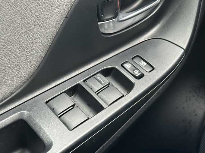 Toyota Yaris 1.5 Benzin - Navi, BT, R&uuml;ckfahrkam. ... sehr gepflegt !