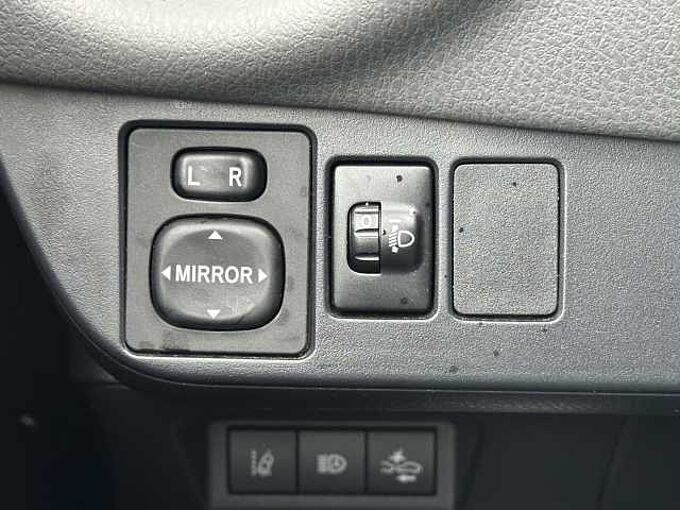 Toyota Yaris 1.5 Benzin - Navi, BT, R&uuml;ckfahrkam. ... sehr gepflegt !