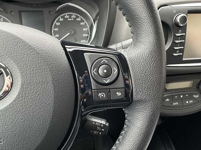 Toyota Yaris 1.5 Benzin - Navi, BT, R&uuml;ckfahrkam. ... sehr gepflegt !