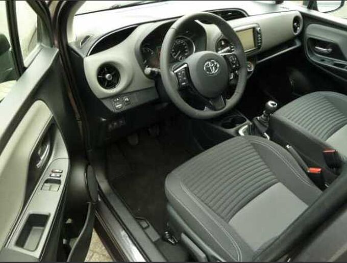 Toyota Yaris 1.5 Benzin - Navi, BT, R&uuml;ckfahrkam. ... sehr gepflegt !