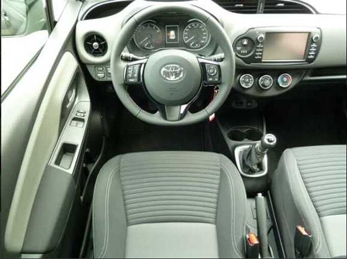 Toyota Yaris 1.5 Benzin - Navi, BT, R&uuml;ckfahrkam. ... sehr gepflegt !