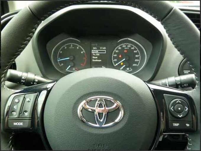 Toyota Yaris 1.5 Benzin - Navi, BT, R&uuml;ckfahrkam. ... sehr gepflegt !