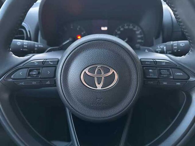 Toyota Yaris 1.5 Automatik Style Selection  - LED, Navi, SZ
