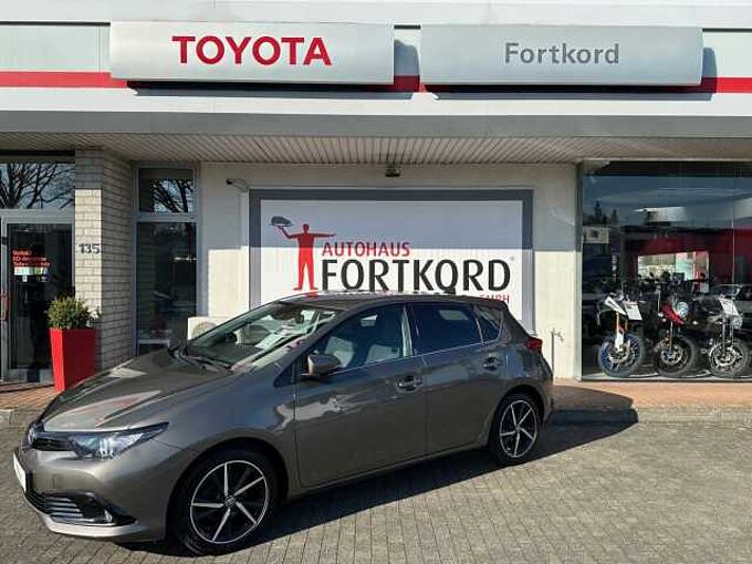 Toyota Auris 1.2 Turbo Team Deutschland - Keyfree, CAM, SHZ, BT .. . -