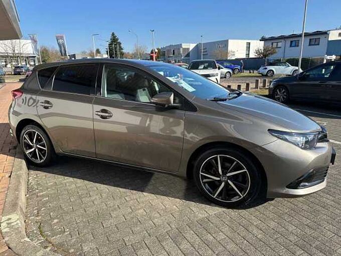 Toyota Auris 1.2 Turbo Team Deutschland - Keyfree, CAM, SHZ, BT .. . -