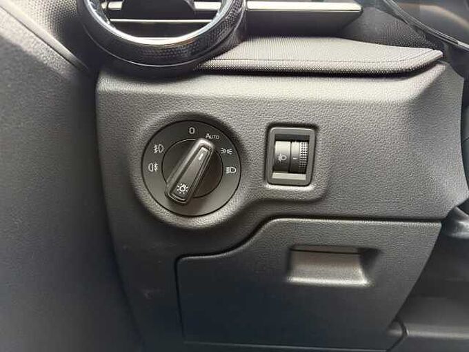 SKODA Fabia 1.0 TSI Young Edt. - SHZ, LED, BT, ...
