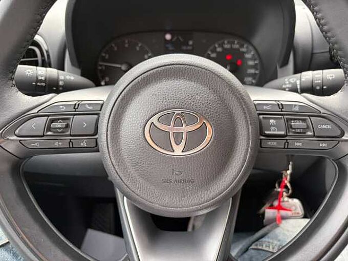 Toyota Yaris 1.5 Comfort - Navi, SHZ, LED, Kam. ... sehr gepflegt !