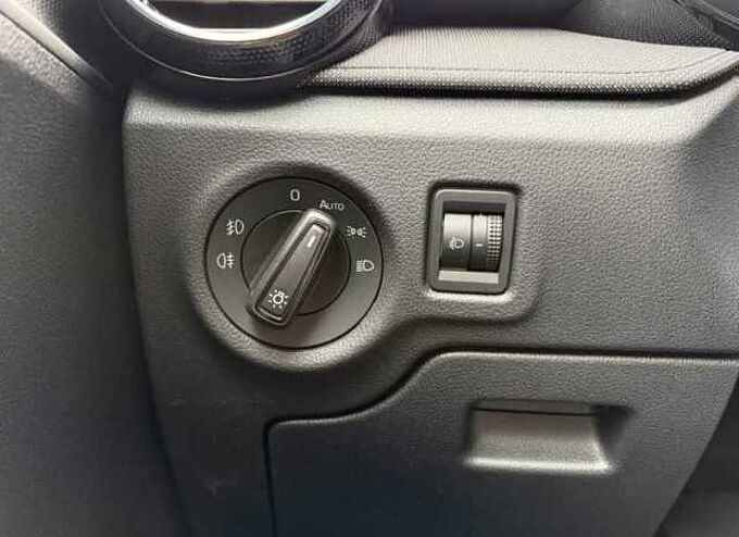 SKODA Fabia 1.0 TSI Young Edt. - SHZ, LED, BT, ...