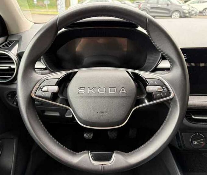 SKODA Fabia 1.0 TSI Young Edt. - SHZ, LED, BT, ...