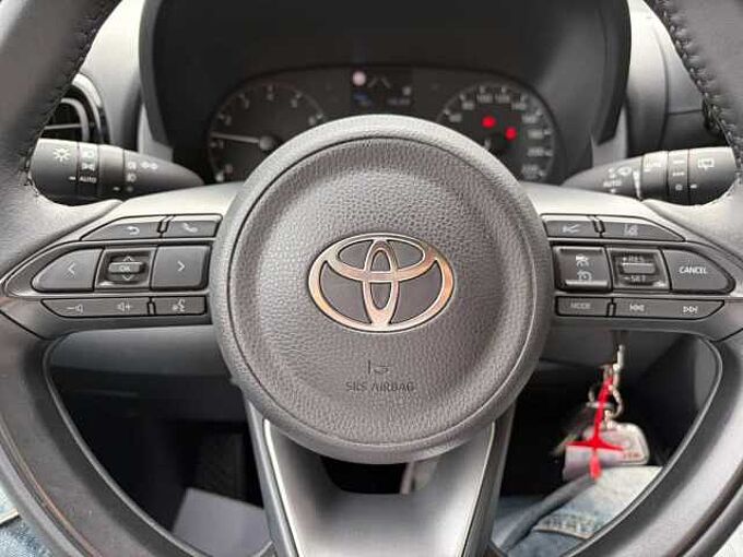 Toyota Yaris 1.5 Comfort - Navi, SHZ, LED, Kam. ... sehr gepflegt !