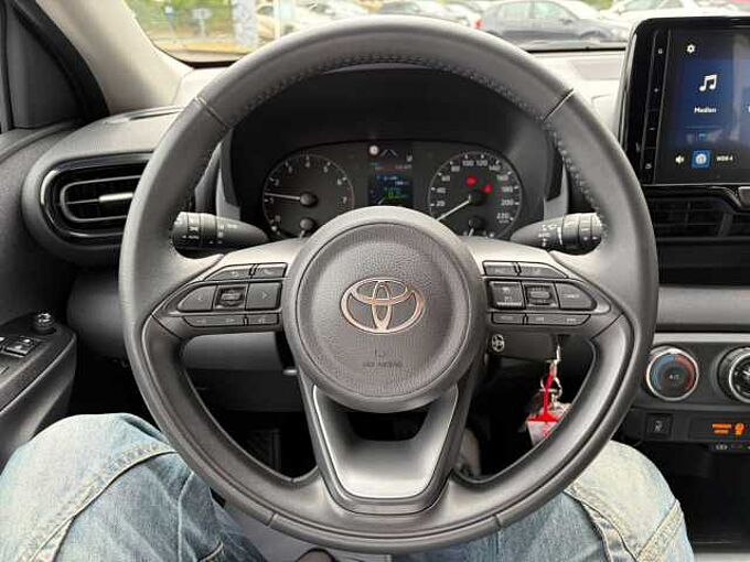 Toyota Yaris 1.5 Comfort - Navi, SHZ, LED, Kam. ... sehr gepflegt !