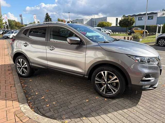 Nissan Qashqai 1.3 DIG-T DCT N-CONNECTA - Navi, Pano, PDC