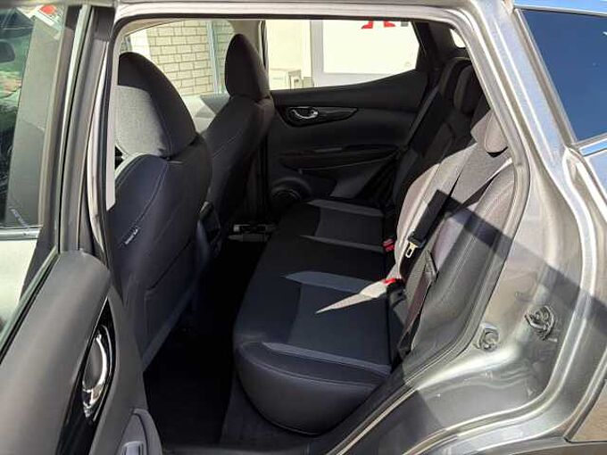 Nissan Qashqai 1.3 DIG-T DCT N-CONNECTA - Navi, Pano, PDC