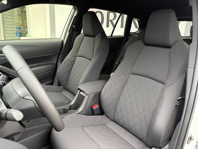 Toyota Corolla Cross 2.0 Hybrid Style - NAVI, LHZ, LED, PDC, SZ