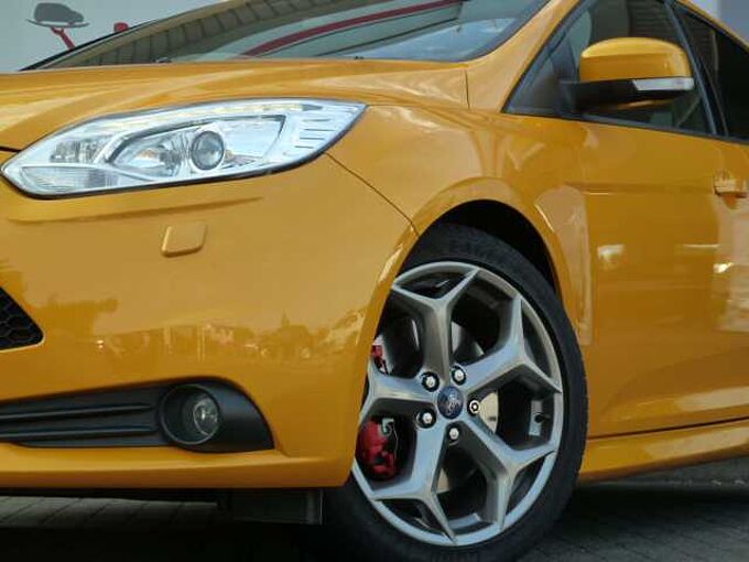 Ford Focus 2.0 ST, Xenon, Navi, Sitzhzg., KeyFree, PDC, Rückfk., Alu, usw.