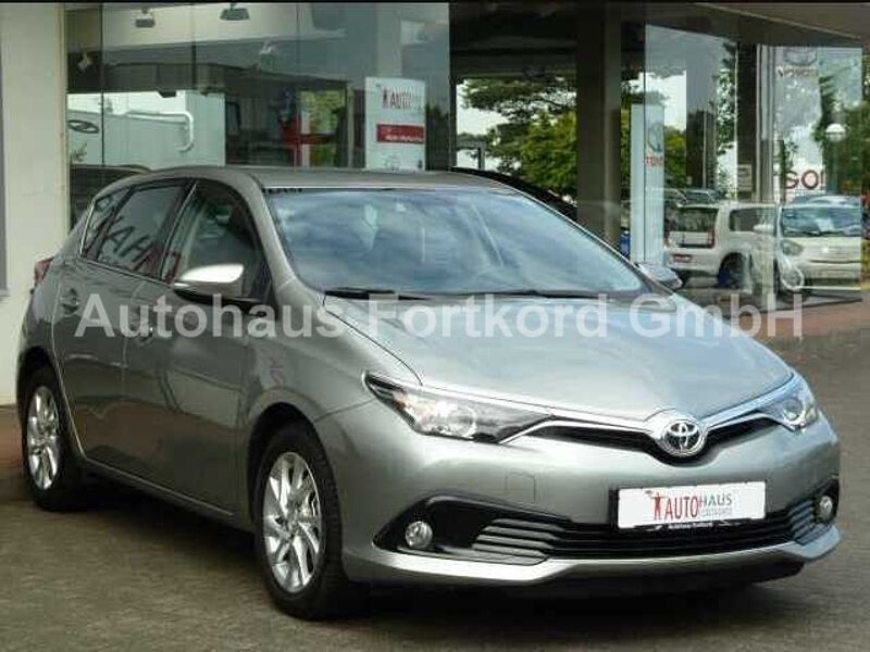 Toyota Auris 1.2 Turbo Team Deutschland - Keyfree, CAM, SHZ, BT .. . -