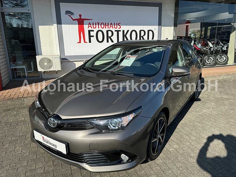 Toyota Auris 1.2 Turbo Team Deutschland - Keyfree, CAM, SHZ, BT .. . -