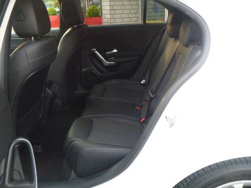 Mercedes-Benz A 200 - Navi, PDC, SHZ, Mult. B.-LED, Alu