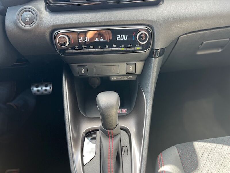 Toyota Yaris Hybrid 1.5 GR SPORT - LED, NAVI, PDC, SZ