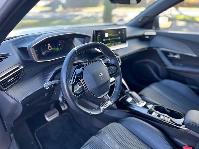 Peugeot 2008 PureTech 1.2 GT Automatik - Navi, LED, PDC, Kl, TL, BT