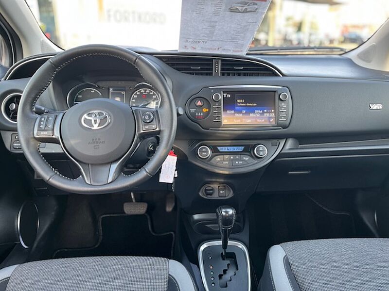 Toyota Yaris 1.5 Hybrid Y20 Club - BT, SZ, Klima .. . wenig KM
