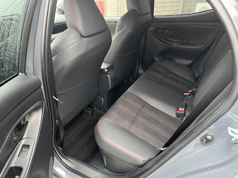 Toyota Yaris 1.5 Hybrid GR Sport - NAVI, LED, PDC, SZ .. . -