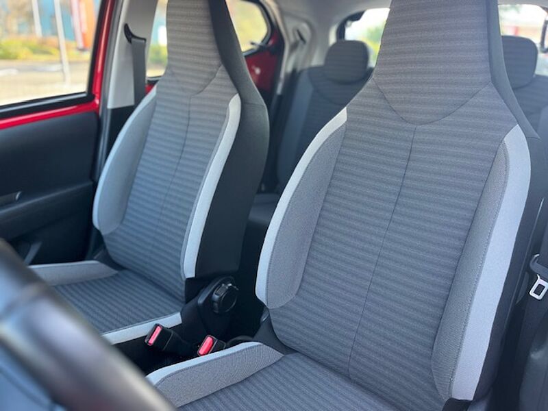 Toyota Aygo X Sky Air - Navi, LED, Alu, Klima, BT .. . wenig km