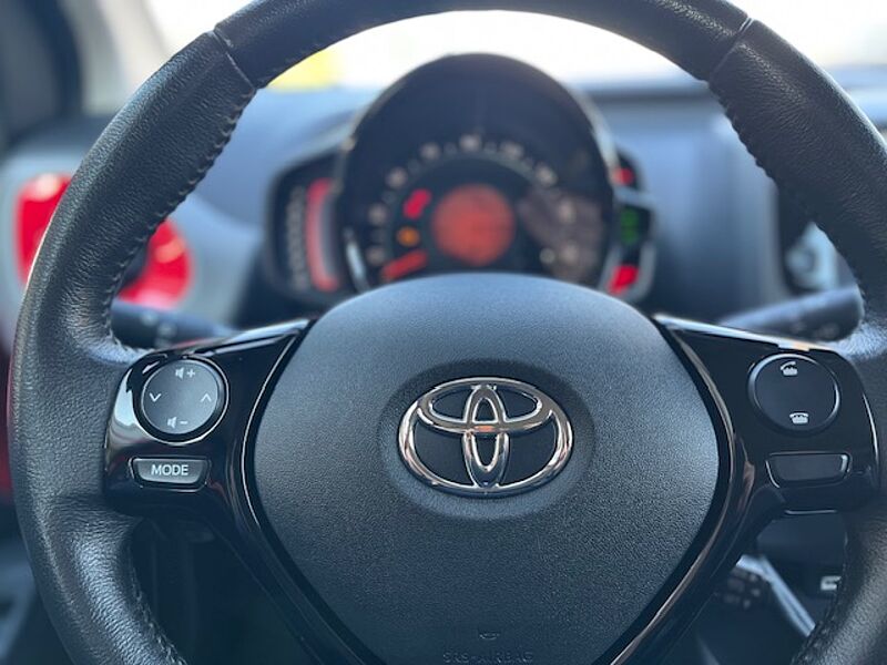 Toyota Aygo X Sky Air - Navi, LED, Alu, Klima, BT .. . wenig km