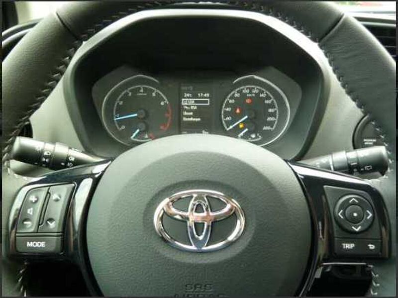 Toyota Yaris 1.5 Benzin - Navi, BT, Rückfahrkam. .. . sehr gepflegt !