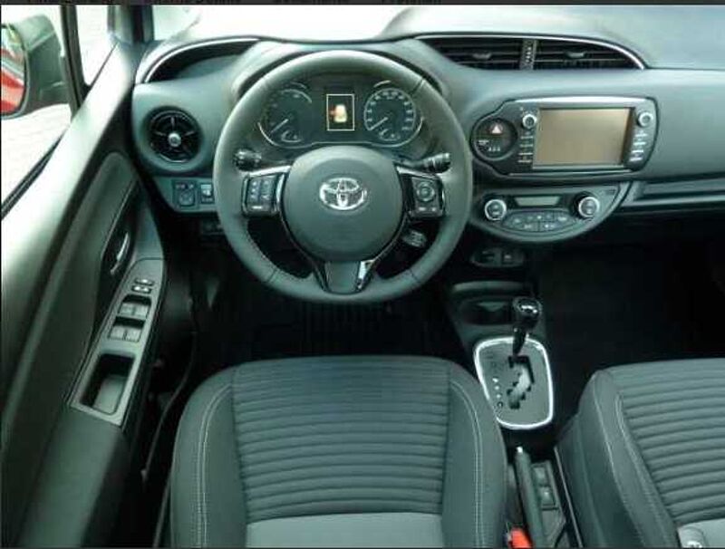 Toyota Yaris 1.5 Hybrid Business - NAVI, KAM. , SHZ .. .