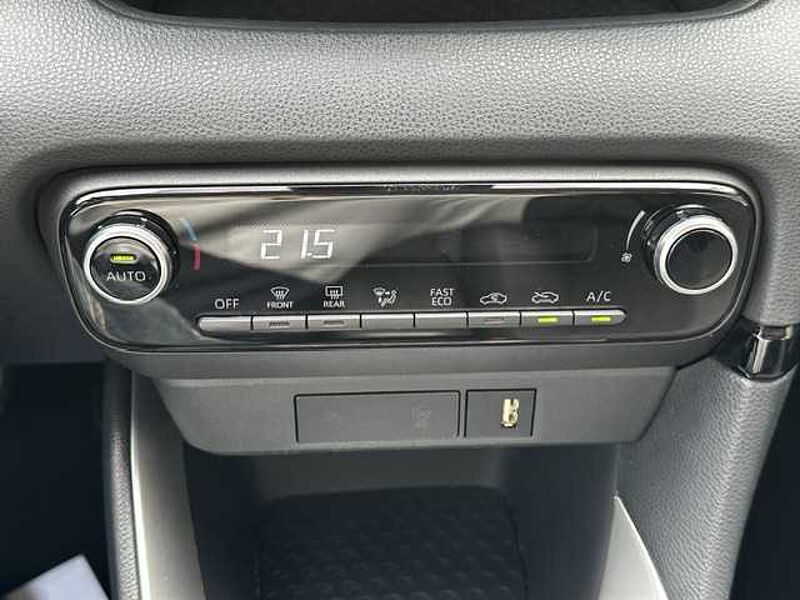 Toyota Yaris 1.5 Hybrid Style (Teamplayer) - NAVI, SHZ, KAM. , LED. ..