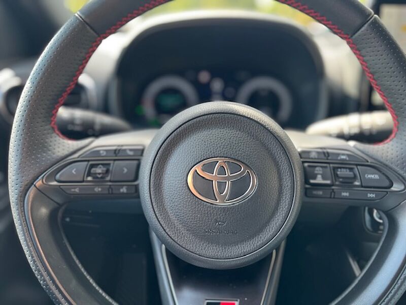 Toyota Yaris Hybrid 1.5 GR SPORT - LED, NAVI, PDC, SZ