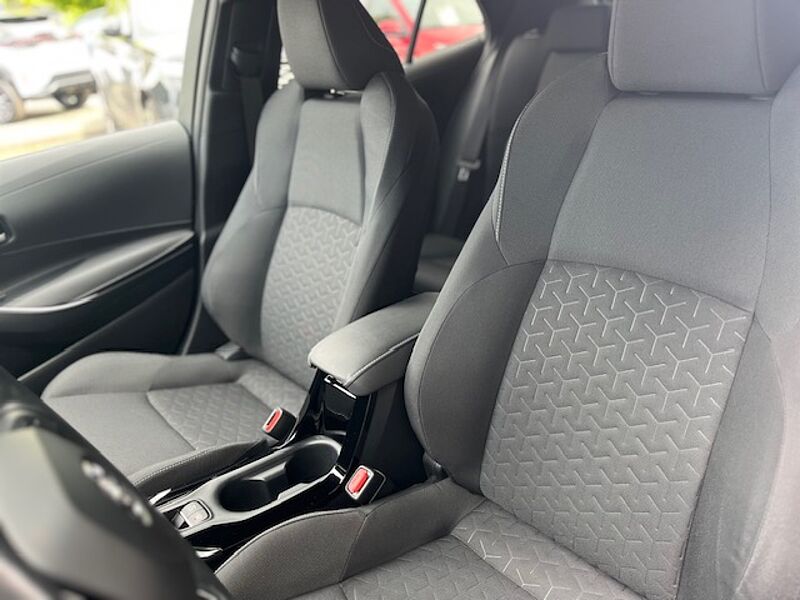 Toyota Corolla 2.0 Hybrid Style - Navi, PDC, LED