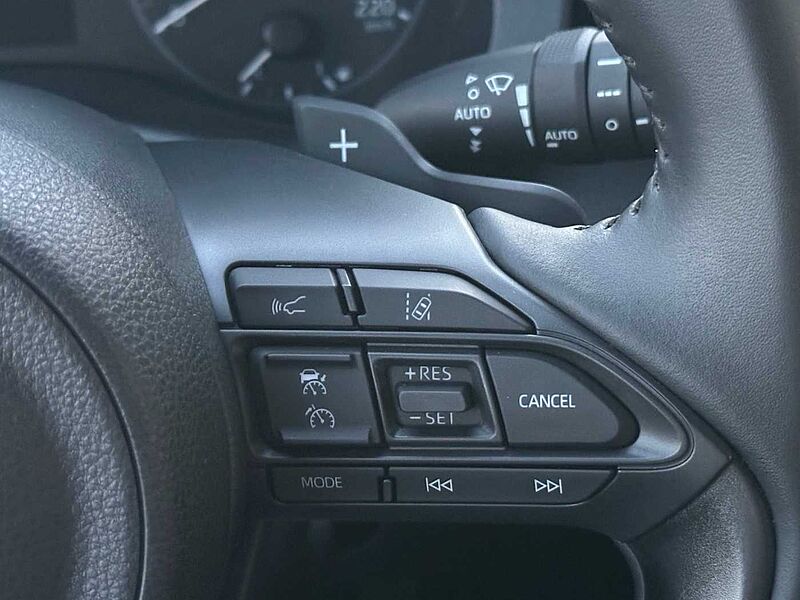 Toyota Yaris 1.5 Automatik Style Selection  - LED, Navi, SZ