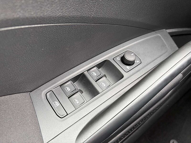 SKODA Fabia 1.0 TSI Young Edt. - SHZ, LED, BT, .. .