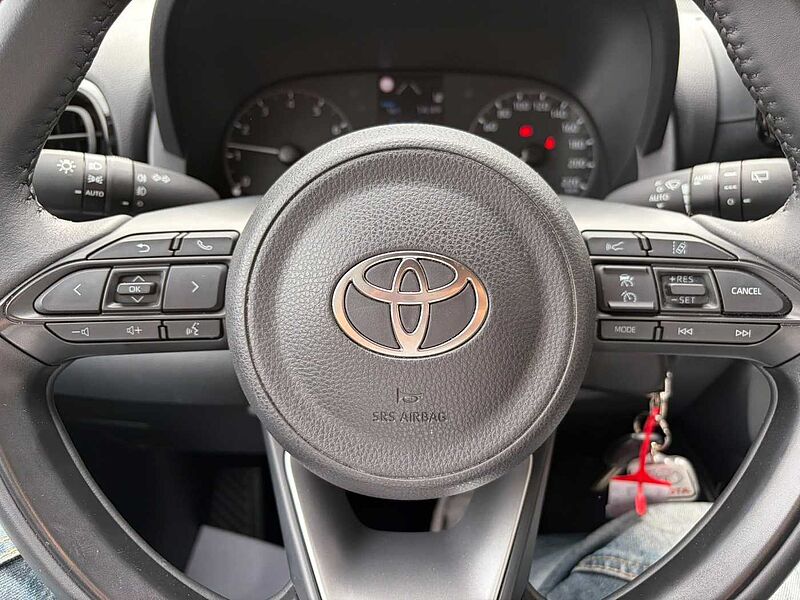 Toyota Yaris 1.5 Comfort - Navi, SHZ, LED, Kam. .. . sehr gepflegt !