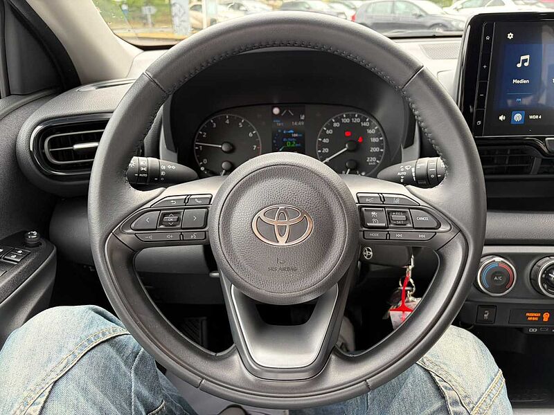 Toyota Yaris 1.5 Comfort - Navi, SHZ, LED, Kam. .. . sehr gepflegt !