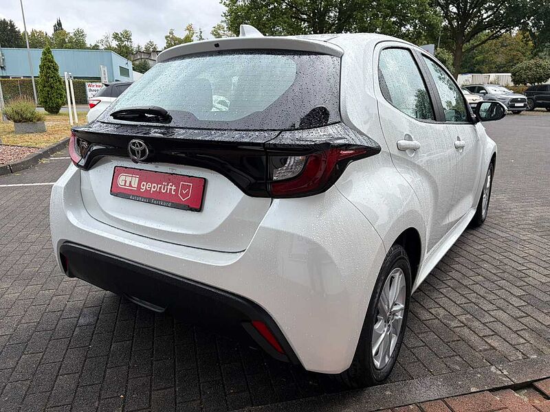 Toyota Yaris 1.5 Comfort - Navi, SHZ, LED, Kam. .. . sehr gepflegt !